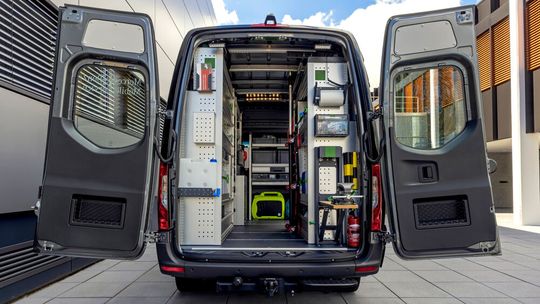 In den Regal- und Schubladensystemen befinden sich Werkzeuge, Diagnosegeräte und Original-Ersatzteile.(Bild:  Mercedes-Benz AG)