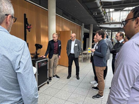 Live-Demonstration aktueller Messtechnologien durch Alexander Voelz, Development Engineer Display Metrology bei TechnoTeam.(Bild:  DFF)