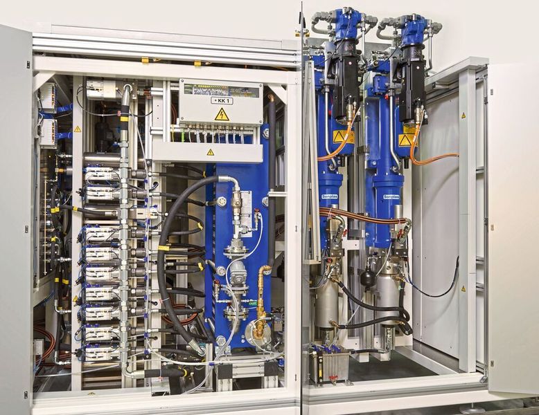 Bei der neuesten Generation von Anlagen für das hydroerosive Verrunden  von Common Rails von Sonplas verringern servohydraulische Aktuatoren mit geschlossenem Fluidkreislauf den konstruktiven Aufwand, die Ölmenge, den Energieverbrauch und den Platzbedarf der Maschinen erheblich.  (Bosch Rexroth)