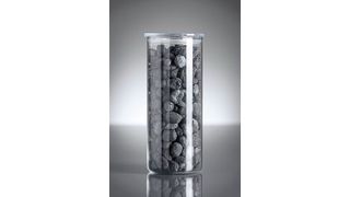 Bild 4: Eisennuggets können ein Schlüssel zur Energiewende werden! Denn sie speichern Energie mit relativ hoher Dichte und gehören nicht in die Kategorie Gefahrgut. Deshalb kann diese Art von gespeicherter Energie von der üblichen Logistik transportiert werden. (Bild: Blend3 / F. Grätz)