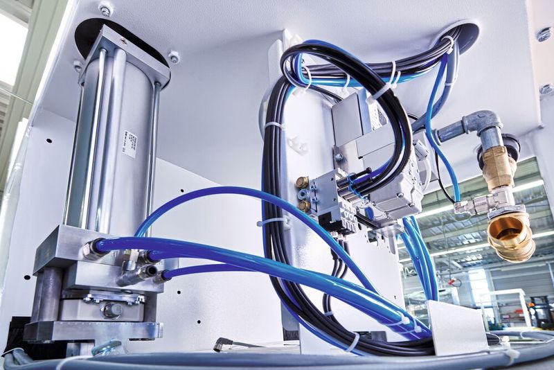 Die Kombination aus Positioniergenauigkeit von max. ±0,5 mm, hoher Geschwindigkeit von 155 mm/s bei Kolbendurchmessern von 80 mm und einem Hub bis 250 mm ergänzen sich optimal beim Air-Servo-Zylinder der Serie XT581C80-H100-250P von SMC (Links im Bild). (Bild: SMC/Ralf Killian)