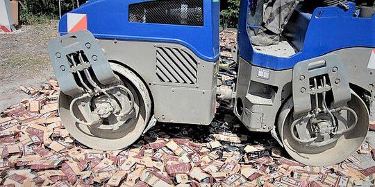 Wenn es geht, kommen Plagiate unter den Hammer oder unter die Walze. Bei kopierten Maschinen geht das nicht so einfach. Immerhin sinken die Plagiatsfälle im Maschinenbau, wie Experten jetzt analysiert haben. Hier die Erklärung dazu...(Bild:  W. Walz)