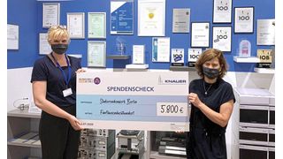 Anke Bördgen, Leiterin Produktmanagement und Marketing bei Knauer (rechts im Bild) überreicht Jana Judisch, Pressesprecherin des Studierendenwerk Berlin einen Spendenscheck in Höhe von 5800 Euro.   (Knauer)