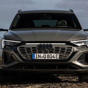 Das Licht kommt zerlegt in 1,3 Millionen Pixel aus digitalen Matrix-Scheinwerfern.(Bild:  Audi)