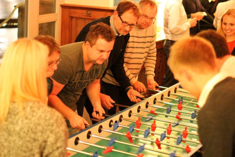 Impressionen der Abendveranstaltung bei den Förderprozess Foren 2016 in Würzburg. Das 4er-Kicker Turnier sorgte für Spaß und Spannung. (Ernhofer/PROCESS)