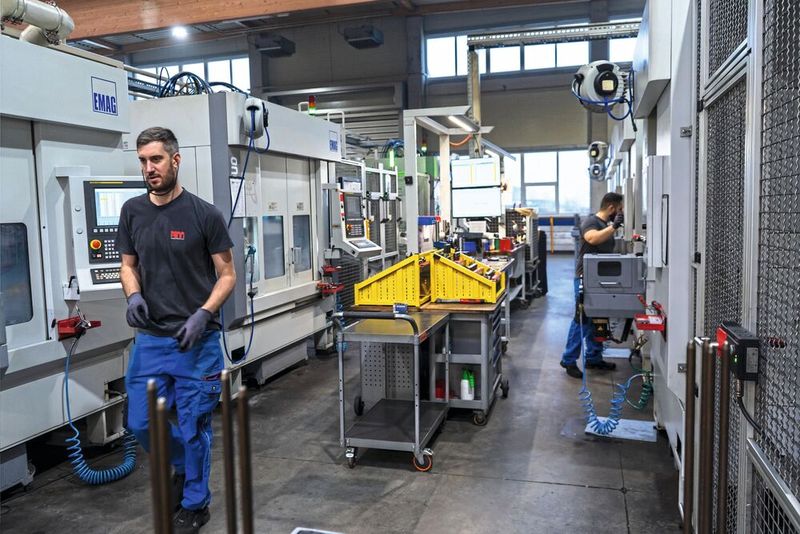 Emag VL 3 DUO and VL 2 turning machines with TrackMotion system during OP 10/OP 20 machining of automotive components. (Image:Emag)