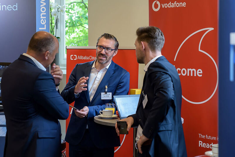 Vodafone war nicht nur als Aussteller vertreten, sondern sprach über die Partnerschaft mit Alibaba. (Vogel IT-Akademie / © Marko's Photography)