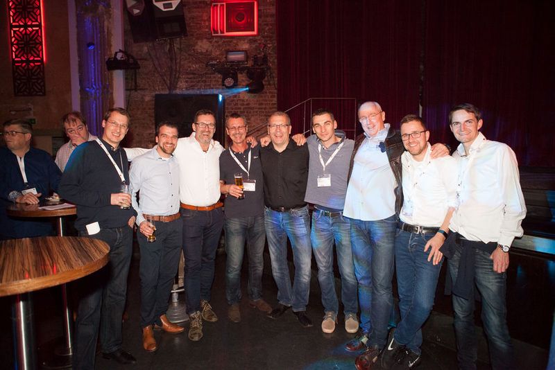 „So jung kommen wir nicht mehr zusammen“ (v. l.): Matthias Güntner (Net Con Ausgabeservice GmbH), Stephan Krieger(SKS GmbH), Edmund Johanns (Johanns Systemhaus GmbH ), Wolfram Engelmann(C-Partner Systemhaus GmbH), Dirk Schmaus (BWK Systemhaus GmbH), Oliver Lorenz (Dögel IT-Experts GmbH), Andreas Pohl (Pohl Consulting Team GmbH), Peter Bruchmüller(GOESYS AG) sowie Martin Hörhammer (Medialine Euro Trade AG ) (Astrid Piethan)