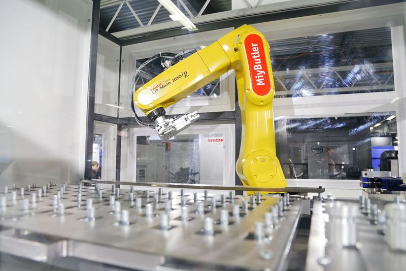 Pallet in Motion war das Motto von Newemag auf der Siams. Das Unternehmen hat das Zusammenspiel zweier Maschinen mit intelligenter Automation gezeigt. Die gefertigten Werkstücke werden selektiv durch den Miybutler von Fanuc auf einer Palette zur weiteren Bearbeitung positioniert und vorbereitet. (Anne Richter, SMM)