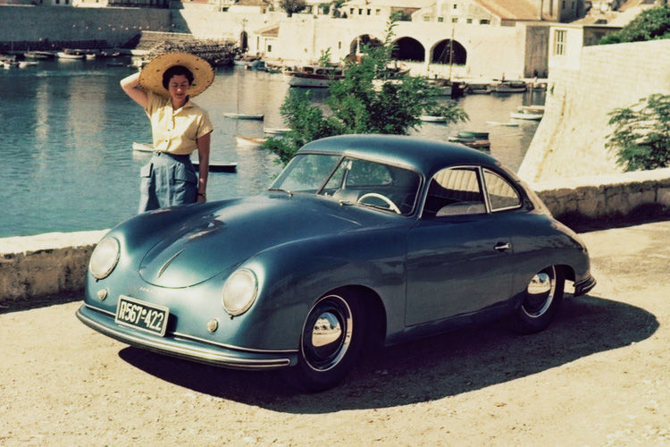 Das Auto gab es auch mit Dach. Markenzeichen des ersten Porsche-Modells war die zweigeteilte Windschutzscheibe. (Porsche)