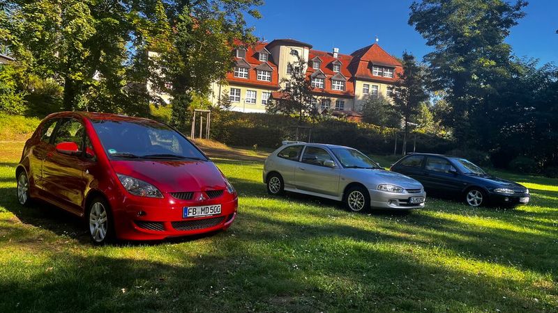Bei der Präsentation des neuen Modells zeigte Mitsubishi die Colt-Vorgänger. Im Vordergrund der Colt Z30, der bis 2012 produziert wurde. (Bild: Simon – VCG)