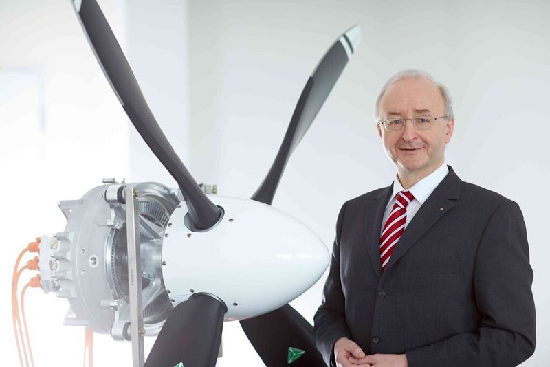 Kleine Maschine, große Wirkung: Die Rekord-Leistung gibt der neue Motor bereits bei einer Drehzahl von nur 2.500 Umdrehungen pro Minute ab und kann somit einen Propeller direkt, ganz ohne Getriebe, antreiben. Damit seien seriell-hybride Elektroflugzeuge mit vier oder mehr Sitzen möglich, sagt Dr. Frank Anton, Leiter eAircraft bei der zentralen Siemens-Forschung Corporate Technology. (Bild: Siemens)