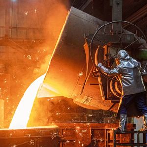 Abguss von über 1.300 Grad heißem Sphäroguss in der Gießerei.(Bild:  Thomas Lammertz / Siempelkamp Giesserei)