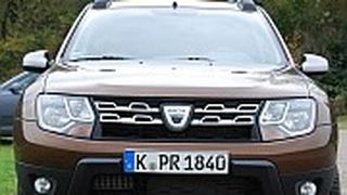 Beim Dacia Duster können die Hinterachsfedern aus dem Federteller springen. (Foto: Rosenow)