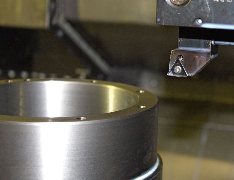 Die hochpositive Wendeschneidplatte TCGT mit ALU-Geometrie von Arno-Werkzeuge sorgt für die prozesssichere Bearbeitung des Stahlgusses. (Arno-Werkzeuge)