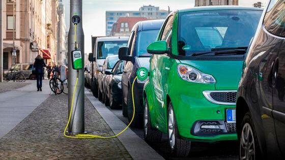 Wer in einem Mehrfamilienhaus lebt und keine Möglichkeit hat, eine Wallbox zu installieren, könnte ein E-Auto meist nur öffentlich laden, sollte auch der Arbeitgeber kein entsprechendes Ladeangebot unterbreiten können. Kein Anreiz, auf einen Stromer umzusteigen. (Bild:  Ubitricity)