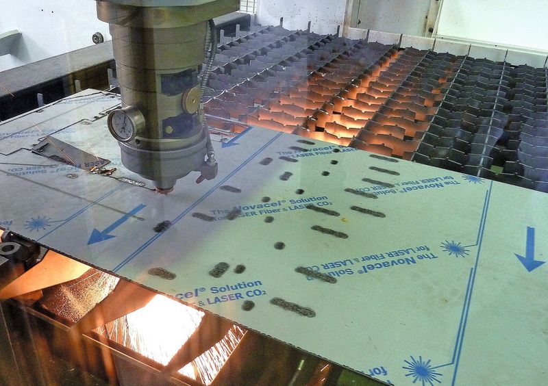Die LVD Orion 3015 Plus besitzt als Laserquelle einen HF-erregten CO2-Laser von Fanuc mit Laserleistungen von 2,5 oder 4,0 kW. Texpa nutzt den 2,5-kW-Laser und bearbeitet damit in der Regel Blechdicken von 5 bis 12 mm. Die Steuerung der Laserleistung (TPC) sichert einen optimalen Schnitt und hält die Hitzebeeinflussung der Randzonen äußerst niedrig. (Bild: Kuhn)