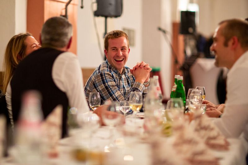 Bei den Förderprozessforen durfte auch der Austausch und natürlich die gemeinsame Entspannung am Abend nicht fehlen. Auf der Festung Marienberg konnten die Teilnehmerinnen und Teilnehmer zusammen essen und den informativen Kongresstag ausklingen lassen. (BKfotografik / PROCESS)