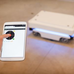 Dank der gängigen Web-Technologien kann jeder Mitarbeiter dem Roboter über mobile Endgeräte wie Tablet oder Smartphone eigenverantwortlich Befehle geben.