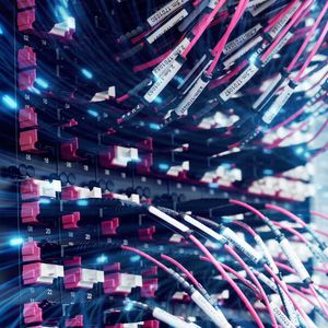 Das Wachstum der Cloud und vor allem der Ausbau von Hyperscale-Rechenzentren treibt die Übertragungsstandards für noch schnellere Ethernet-Netzwerke voran.(Bild:  Rosenberger OSI)