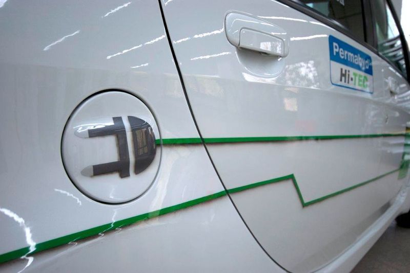 Bei der Reparatur von Elektrofahrzeugen muss der Lackierer umdenken. Beim Trocknungsprozess etwa müssen Temperaturobergrenzen eingehalten werden. (Spies Hecker)