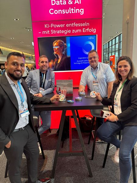 Zlatka Byalkova (r.), Wiser Technology, mit dem Fujitsu-Team (v. l.) Biravanan Koneswaran, Florian Schliemann und Sascha Voß (Bild: Vogel IT-Medien GmbH)