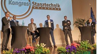 Neben zahlreichen Vorträgen ausgewiesener Experten aus Industrie und Forschung bildet die Podiumsdiskussion am Vormittag des zweiten Tages einen der Höhepunkte der Veranstaltung (Foto vom 13. Stanzkongress 2023). (Bild: Kist)