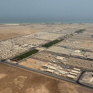 Gigantische Ausmaße: Das 18 Milliarden Dollar teure GTL-Werk in Katar, das Shell zusammen mit Qatar Energy betreibt, produziert rund 4,8 Millionen Liter Grundöl – pro Tag.(Foto:  Shell)