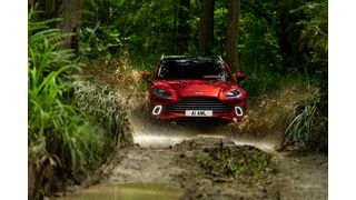 Aston Martin will mit dem DBX ab Herbst zu Preisen knapp unter 190.000 Euro die Liga der leistungsstarken Luxusgeländewagen aufmischen. (Bild: Aston Martin)