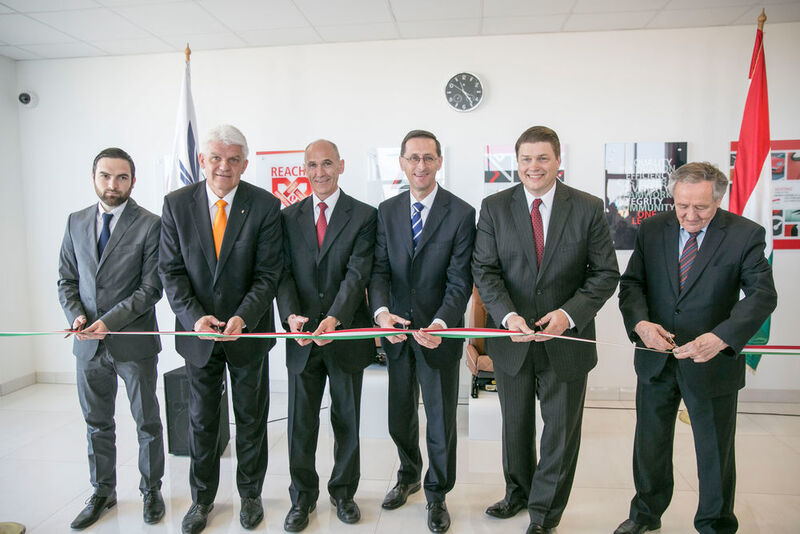 Auch Ungarns Wirtschaftsminister Mihály Varga war bei der Eröffnung des neuen Werks von Eagle Ottawa in Szolnok dabei. (Géza Dede/Ungarisches Wirtschaftsministerium)