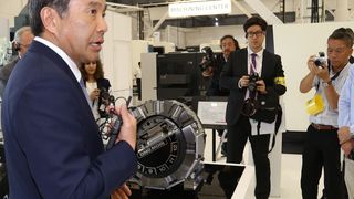 Geschäftsführer DMG Mori Ltd. Dr.-Ing. Masahiko Mori beim Presserundgang durch das neue eröffnete Iga Solution Center. (Bild: Anne Richter, SMM)