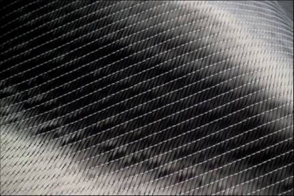 Ergebnis des innovativen Offline-Spreizprozesses sind bis zu 600 mm breite Carbonfasertapes mit definierten Flächengewichten. Die Faserbänder ermöglichen eine hohe Produktivität, Qualität und Reproduzierbarkeit bei der Herstellung von CFK-Bauteilen.  (Bild: Karl Mayer)