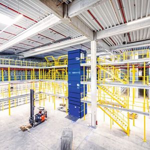 Metas umfangreiches Sortiment der Regaltechnik stellt eine schöne Ergänzung der Fachboden-Geschossanlagen für mehr Lagerfläche dar.(Bild:  Meta-Regalbau)