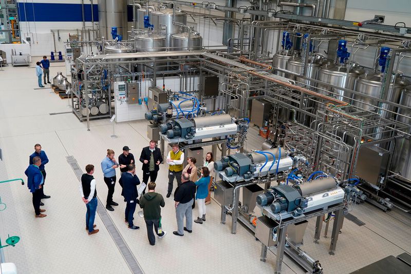 Im neuen Flottweg Process Center werden kundenspezifische Trennverfahren unter realistischen Bedingungen getestet und optimiert. (Bild: Flottweg)