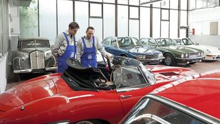 Oldtimer-Arbeiten sind eine Frage der Kompetenz. Eine Liste mit zertifizierten Fachbetrieben für historische Fahrzeuge findet sich im Klassikportal des ZDK.  (Pro Motor/Volz)