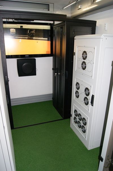 Im Truck finden sich schwergewichtige Serverschränke aus der Triton-eigenen Produktion. (Archiv: Vogel Business Media)