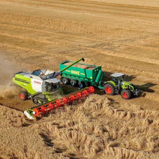 Während eines Erntetages fallen sowohl Zeiten mit hoher als auch mit relativ geringer Arbeitsbelastung an – ein Assistenzsystem soll nun beim Ausgleich unterstützen. (Bild:  Claas KGaA mbH)