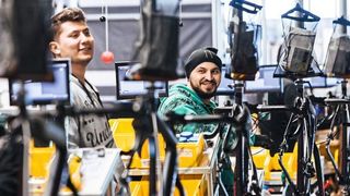 Per OCS werden die Fahrradrahmen zu den einzelnen Stationen transportiert. Die hier einzubauenden Einzelteile in Kisten mit QR-Codes gelangen per Kommissionswagen zu den Arbeitsplätzen. Jedes Teil ist jeweils nur für einen Auftrag bestimmt. (Canyon Bicycles)