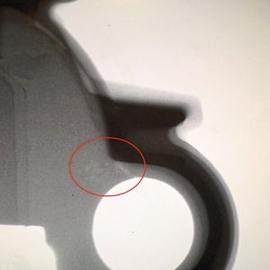 Die Röntgenuntersuchung bestätigt, was die Ingenieure vermuteten: Der Prototyp zeigt Porosität (hier rot markiert) und kommt für eine Serienproduktion nicht in Frage.(Bild:  Magma)