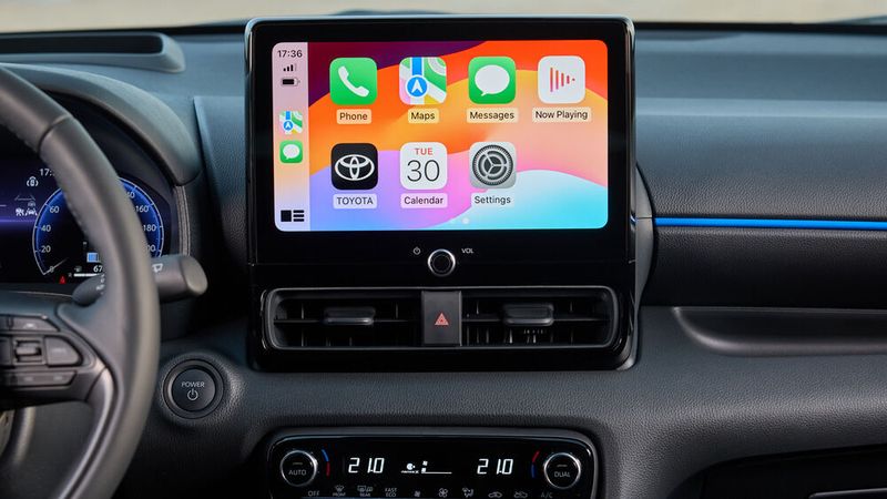Eine cloudbasierte Navigation samt Echtzeit-Verkehrsinformationen und Sprachsteuerung für die wichtigsten Fahrzeugfunktionen ist jetzt serienmäßig an Bord. (Bild: Toyota)