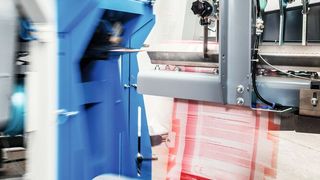 Der Sackaufstecker schießt den Ventilsack präzise auf einen der Füllstutzen des  Fillpac R auf. (Bild: Beumer)