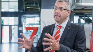 «Wir verfügen in der Schweiz über einzigartige Standortvorteile. Unser duales Bildungssystem erlaubt uns zum Beispiel, hochqualifizierte Fachkräfte auszubilden. Daraus entstehen loyale und fleissige Angestellte, die Innovationen und Erfolg im internationalen Wettbewerb ermöglichen.» – Alex Waser, CEO der Bystronic Group (Bild: Bystronic)