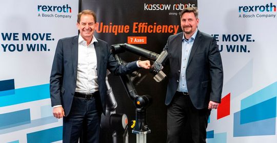 Von links: Dr. Marc Wucherer, Mitglied des Vorstands von Bosch Rexroth, und Kristian Kassow, Geschäftsführer und Miteigentümer von Kassow Robots, unterzeichneten die geplante Transaktion in Kopenhagen.(Bild:  Bosch Rexroth)