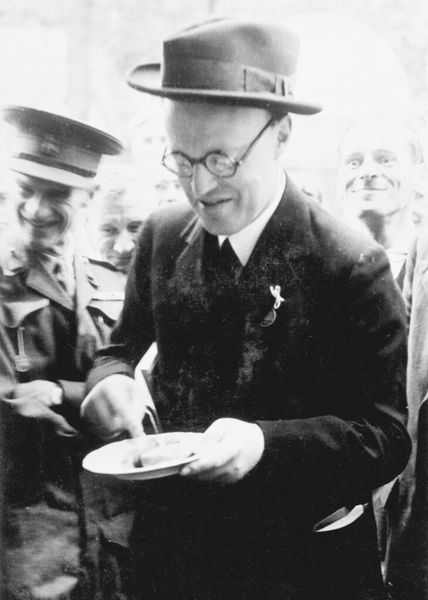 Eher schlicht fiel 1947 die Verpflegung der Messegäste aus. Ein Schlag aus der Gulaschkanone musste genügen.  (Deutsche Messe)