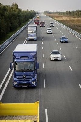 Der Mercedes-Benz Future Truck 2025: Weltpremiere der spektakulären Studie des Lkw von morgen – autonome Fahrt in eine faszinierende Zukunft (Mercedes-Benz)