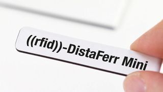 Das Label RFID-Distaferr Mini ist das kleinste Produkt aus der Distaferr-Produktfamilie und durch die Verwendung von speziellen Materialien beständig gegen aggressive Substanzen, die in der Industrie eingesetzt werden. (Bild: Schreiner Protech)