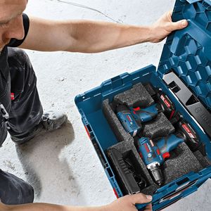 Auch für die 10,8 Volt-Klasse gibt es neben der stationären Lösung mobile Ladestationen wie die „Wireless Charging L-Boxx Bay“. Durch ein entsprechendes Einlage-Set werden zwei 10,8 Volt-Akkus direkt in der L-Boxx auf dem Weg zum Einsatzort geladen. Dadurch sind sie auf der Baustelle sofort einsatzbereit.