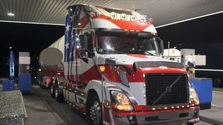 Mit 110 zusätzlichen Leuchten hatte ein Trucker sein Gefährt ausgestattet. Aus Sicht der Polizeit steckt darin zu viel Irritationspotenzial. (Bild: Polizeidirektion Kaiserslautern)