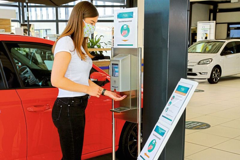 An vielen Stellen in den Skoda-Autohäusern stehen Spender mit Desinfektionsmittel bereit. (Bild: Skoda)