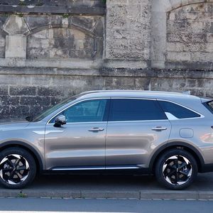 Trutzburg: Der Sorento ist das Fullsize-SUV von Kia und mit 4,81 Metern trotzdem kürzer als manche aktuelle Mittelklasselimousine.(Bild:  Rosenow – VCG)